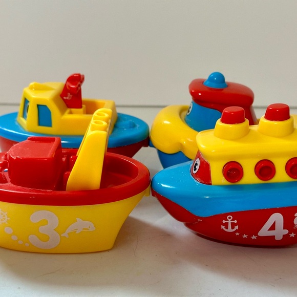3 Bees and Me Magnetic Bath Tug Boats - Picture 5 of 6
